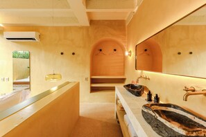 Habitación de lujo, alberca privada | Baño | Tina y regadera independientes y regadera tipo lluvia