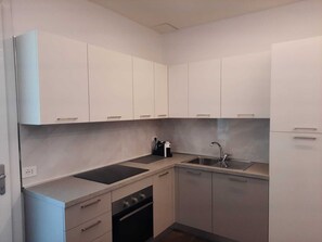 Réfrigérateur, four, plaque de cuisson, lave-vaisselle