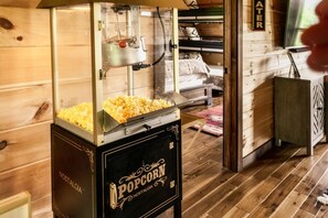 3 chambres, bureau, fer et planche à repasser, lit de bébé portatif