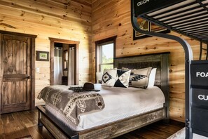 3 habitaciones, escritorio y tabla de planchar con plancha 