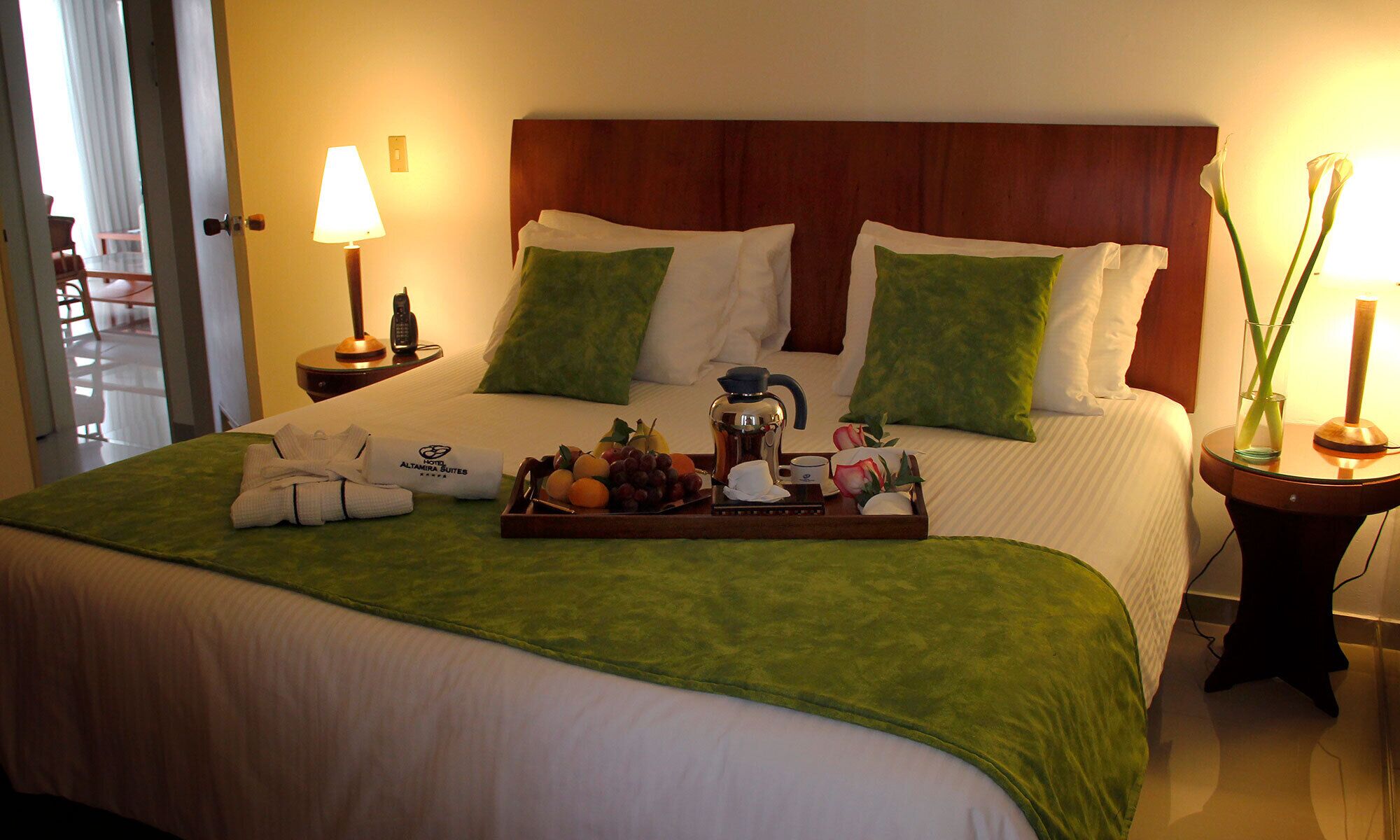 Sengetøy av topp kvalitet, minibar, safe på rommet og skrivebord