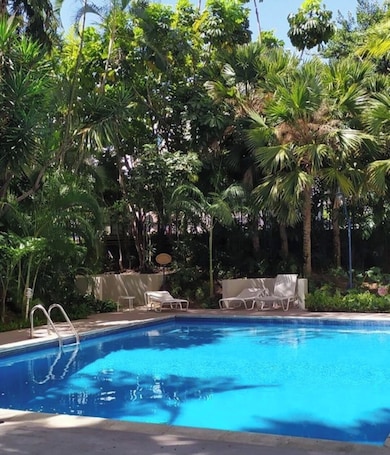 Una piscina al aire libre. Hotel Altamira Suites