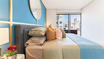 Apartamento executivo, 3 quartos, vista para a cidade | Cofres nos quartos, ferros/tábuas de passar roupa, Wi-Fi de cortesia