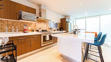 Departamento ejecutivo, 3 habitaciones, vista a la ciudad | Cocina privada