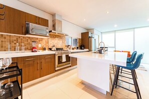 Appartement exécutif, 3 chambres, vue sur la ville | Cuisine privée