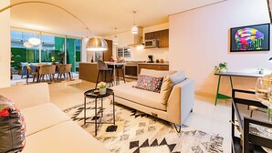 Apartemen, 2 kamar tidur, patio | Area keluarga