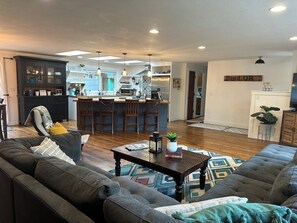 TV, stereo - Woodside Stay, Bend Oregon (Deschutes County)