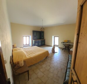 5 chambres, fer et planche à repasser, lit de bébé portatif