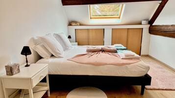 5 chambres, bureau, fer et planche à repasser, lit parapluie