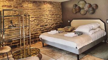 5 bedrooms, desk, iron/ironing board, travel cot