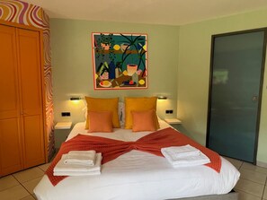 5 habitaciones, escritorio y tabla de planchar con plancha 