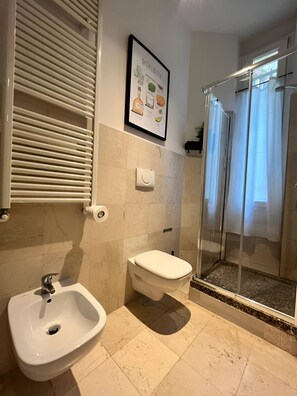 Shower, hair dryer, bidet, towels - Cozy apartment within walking distance of Milan's nightlife and city center! (Milano)