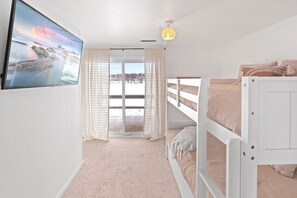 5 bedrooms, iron/ironing board, WiFi, bed sheets