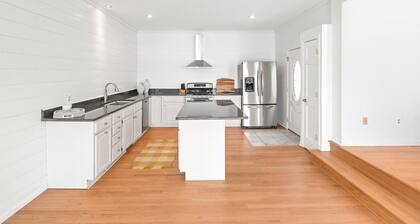 Luxury Lakefront Escape - 25 mins from Lake Geneva w/ Boat Rental