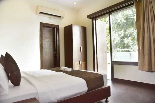 Chambre Luxe Double ou avec lits jumeaux, vue ville | Salle de bain | Douche, articles de toilette gratuits, serviettes fournies, savon