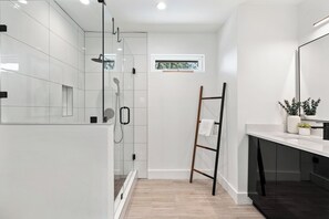 Douche, sèche-cheveux, serviettes fournies, savon