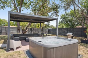 Terrace/patio - Vibrant Modern 4BR W/ Hot tub, Putting Green, B-Ball Court Mins To DT & Rainey (Austin)