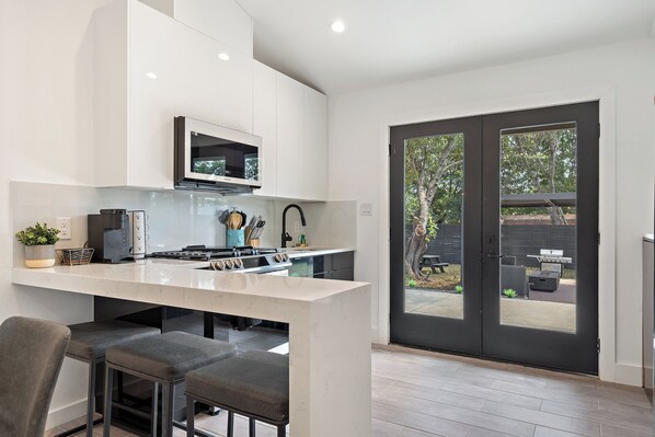 Fridge, microwave, oven, stovetop - Vibrant Modern 4BR W/ Hot tub, Putting Green, B-Ball Court Mins To DT & Rainey (Austin)