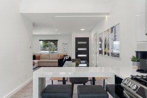 Interior - Vibrant Modern 4BR W/ Hot tub, Putting Green, B-Ball Court Mins To DT & Rainey (Austin)