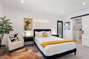 4 bedrooms, iron/ironing board, free WiFi, bed sheets - Modern ATX 4BR | HotTub, Mini Golf, & Basketball (Austin)