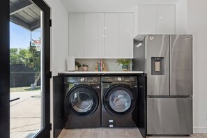 Interior - Vibrant Modern 4BR W/ Hot tub, Putting Green, B-Ball Court Mins To DT & Rainey (Austin)