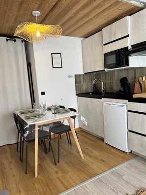 Réfrigérateur, micro-ondes, four, plaque de cuisson