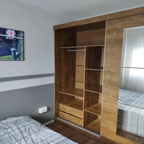 1 chambre, espace de travail pour ordinateurs portables