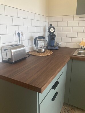 Kjøleskap, ovn, kokeplater og oppvaskmaskin