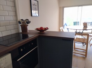 Kjøleskap, ovn, kokeplater og oppvaskmaskin