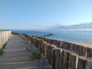 Vlak bij het strand, ligstoelen
