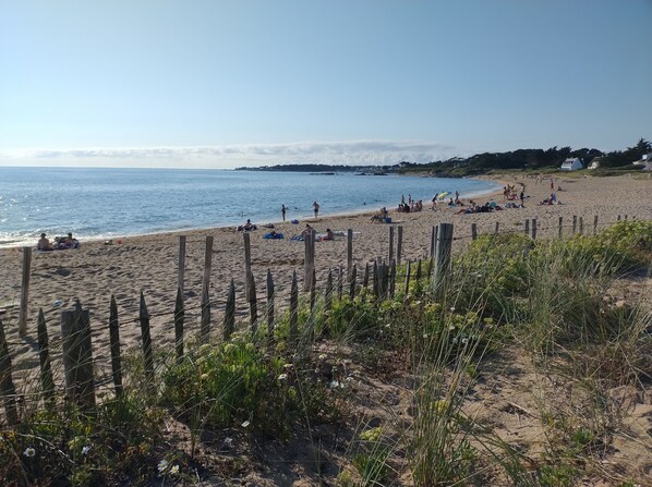 Vlak bij het strand, ligstoelen