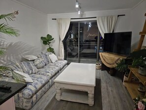 Living area - Charming 2-bedroom apartment in marvelous Cape Town with WiFi (Cape Town)