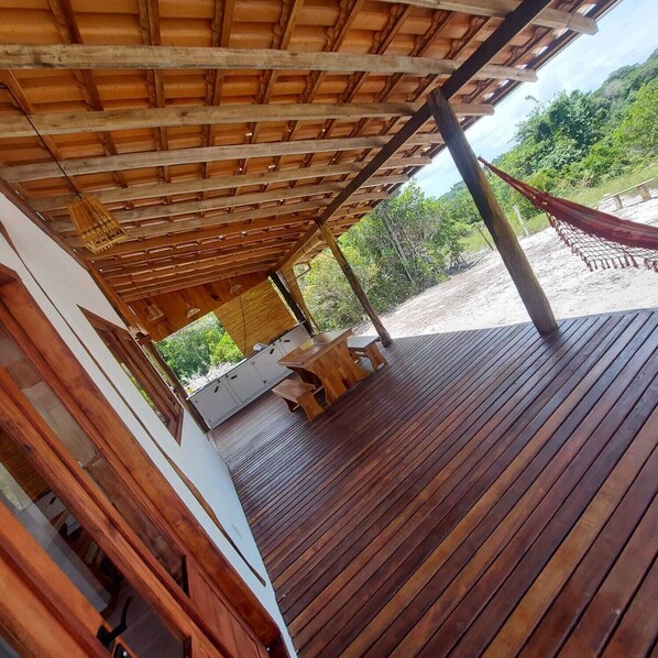 Outdoor dining - Surf House in the Atlantic Forest – Close to Itacarezinho and Engenhoca Beaches (Itacaré)