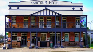 Kaksikerroksinen rakennus, jonka yläpuolella on kyltti, jossa lukee: ”KHARTOUM HOTEL”.