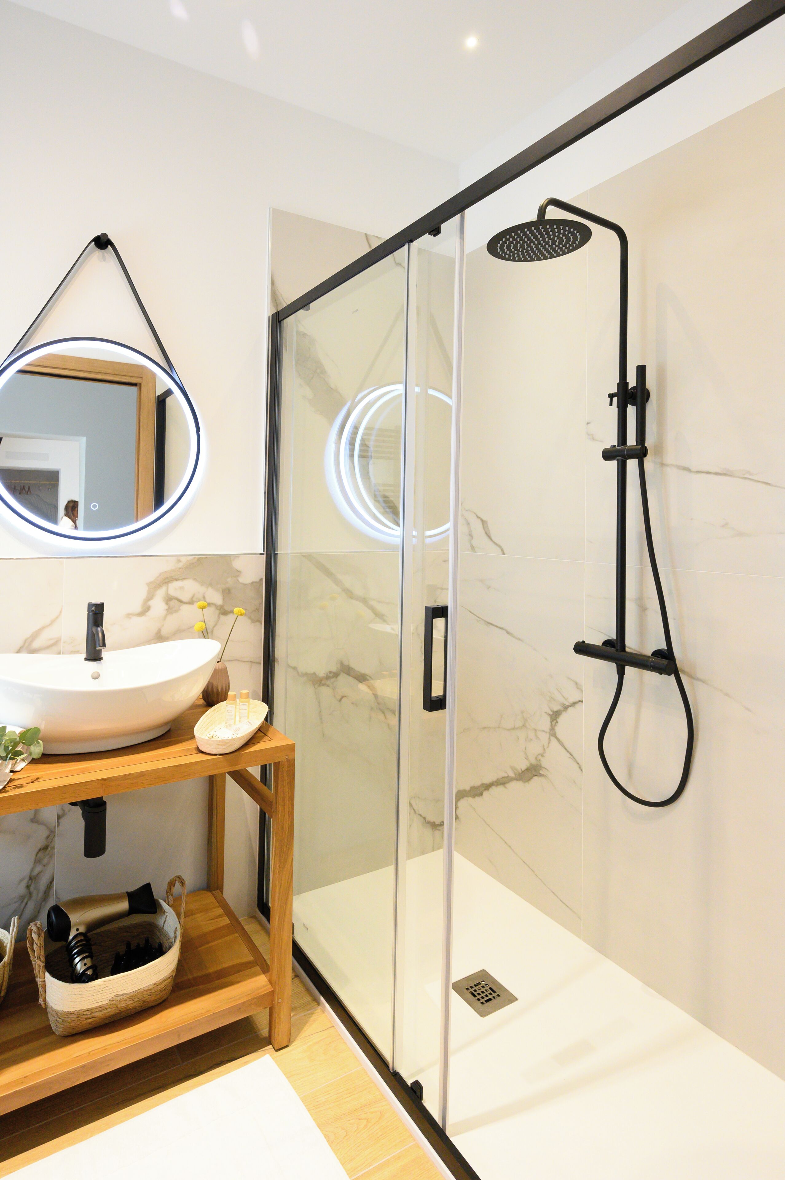 Dusche, Haartrockner, Bidet, Handtücher