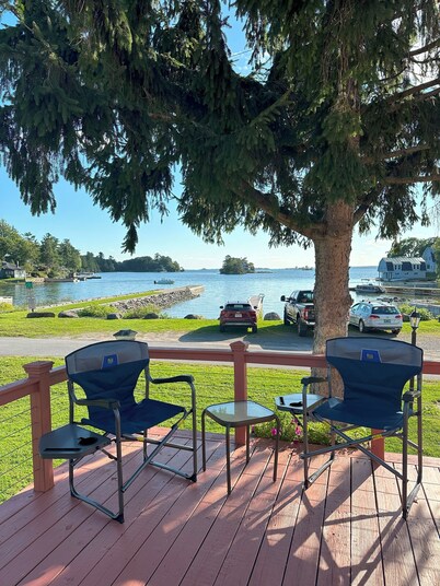 Charming 3-bedroom WATERFRONT cabin on the St. Lawrence River!