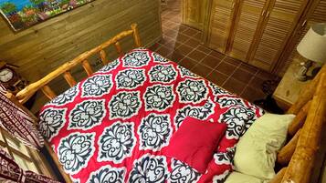 2 bedrooms, desk, WiFi, bed sheets