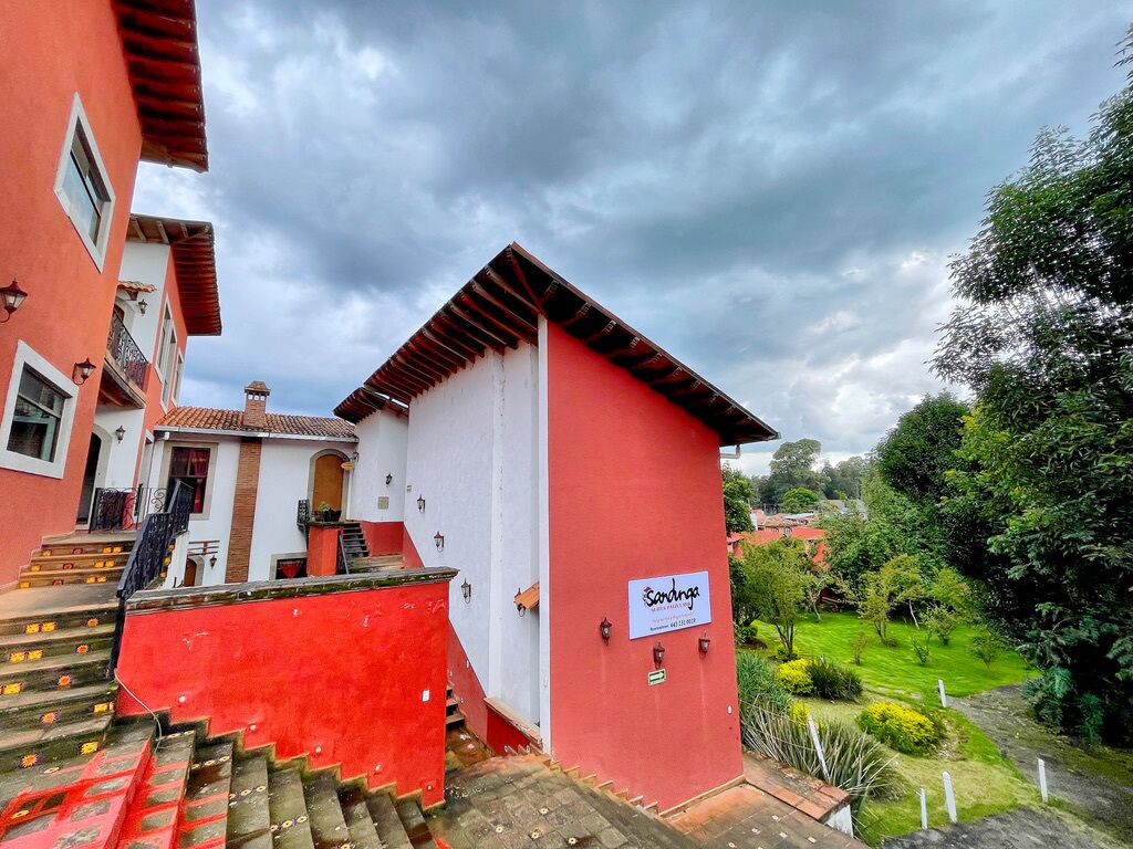 A building with a red facade and a sign reading "Sandinga."