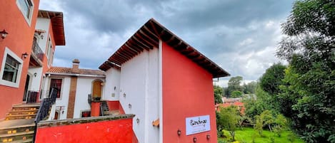 A building with a red facade and a sign reading "Sandinga."