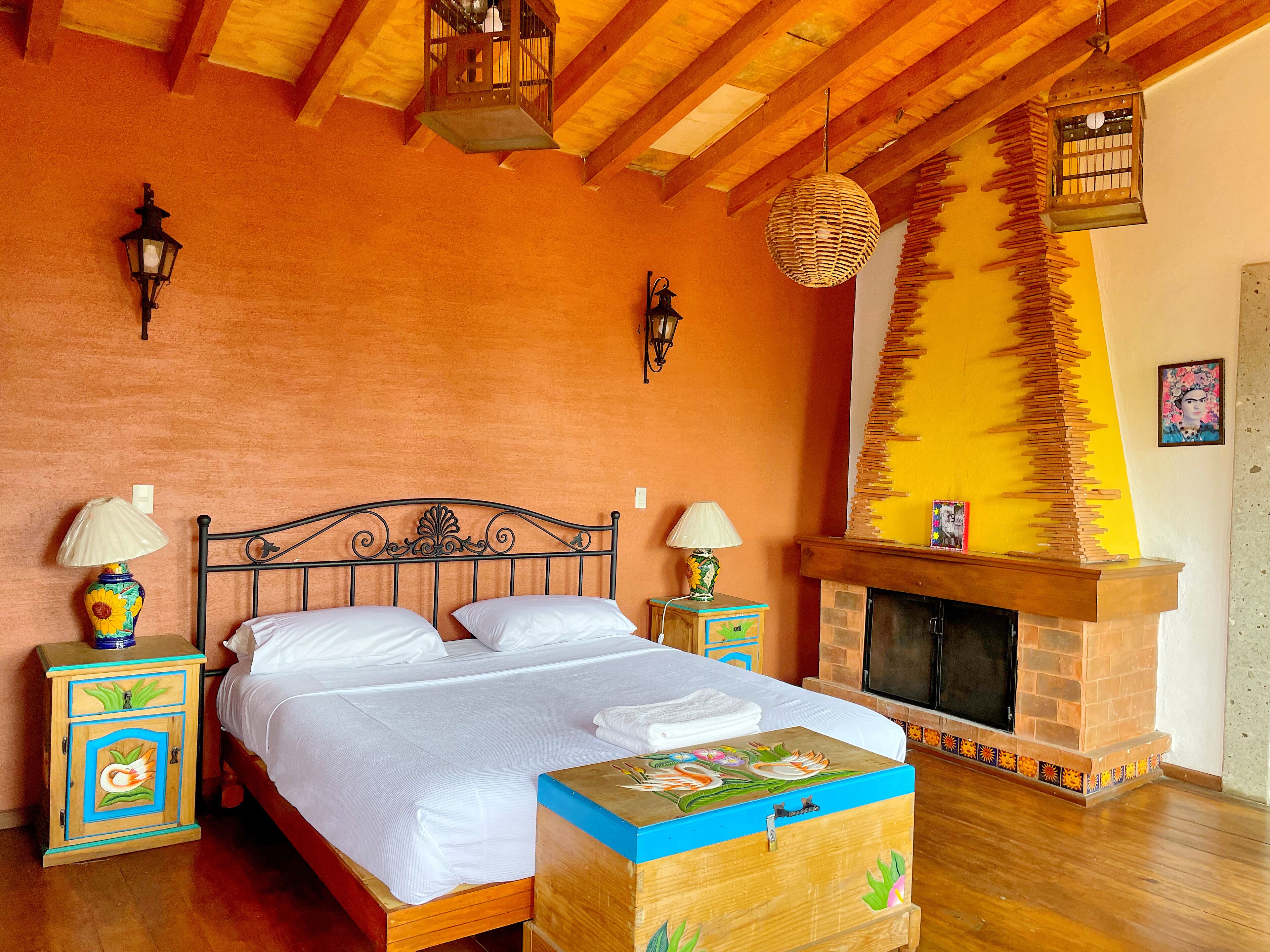 Suite junior, vista parcial al lago | Escritorio y espacio para trabajar con laptop 