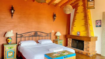 Suite junior, vista parcial al lago | Escritorio y espacio para trabajar con laptop