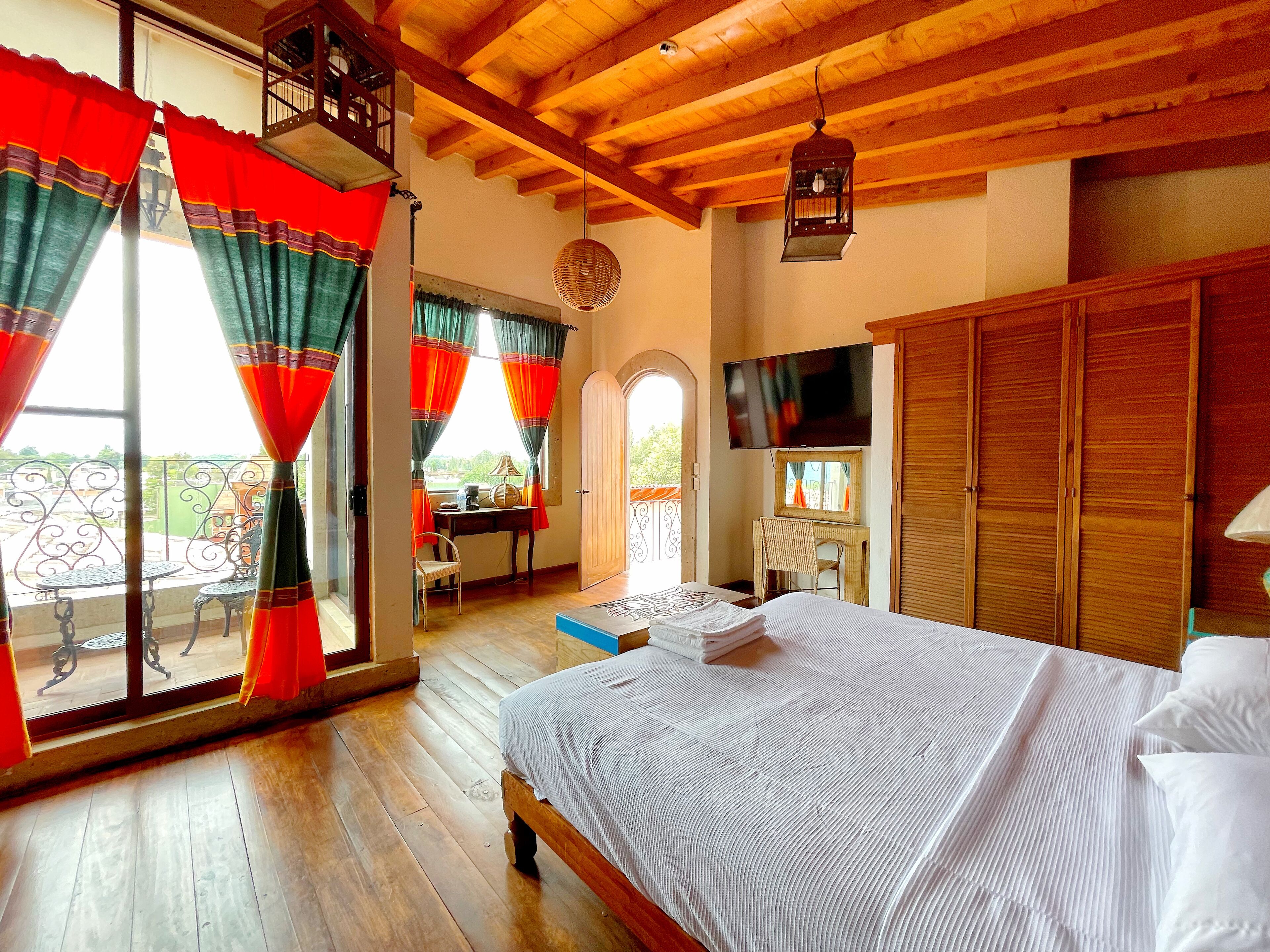 Suite junior, vista parcial al lago | Escritorio y espacio para trabajar con laptop 