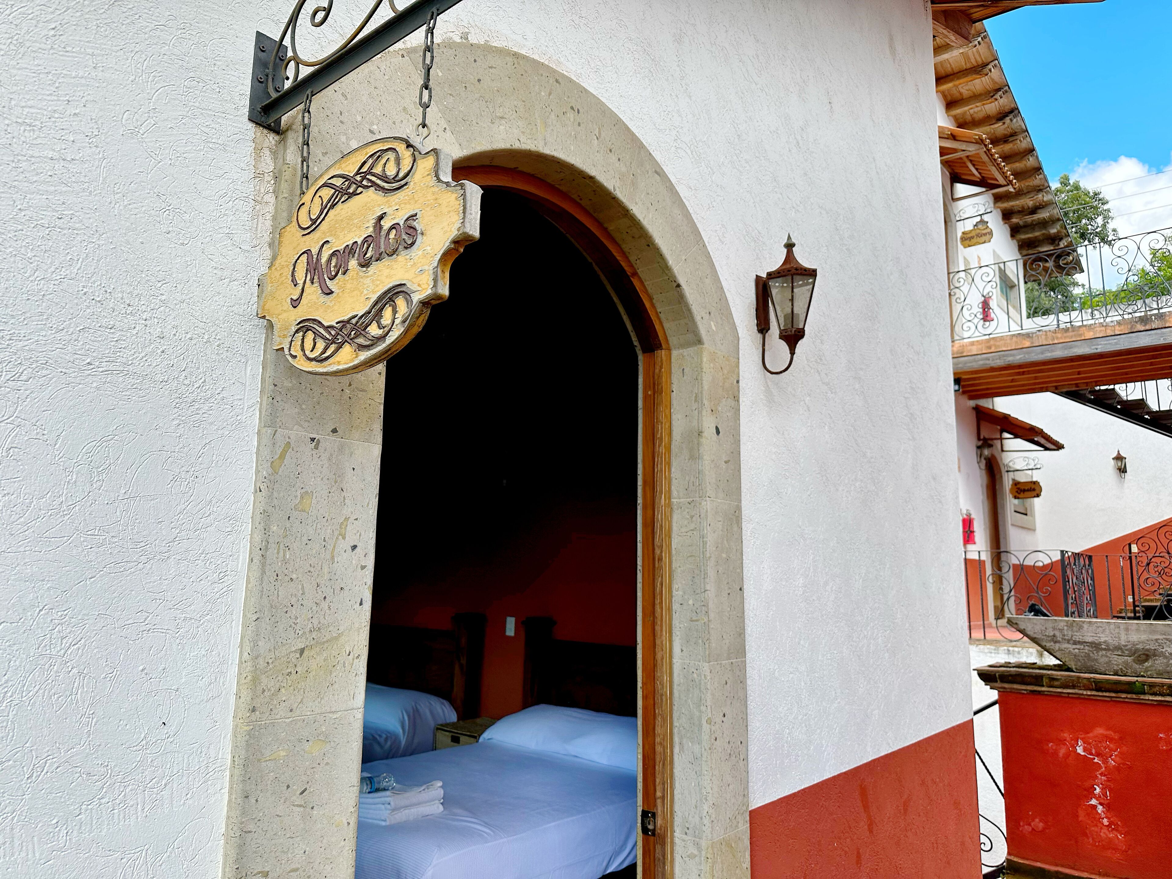 Entrada de hotel con un letrero que dice "Morelos".