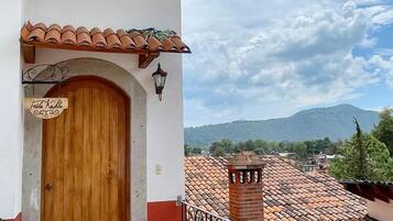 Suite junior, vista parcial al lago | Escritorio y espacio para trabajar con laptop