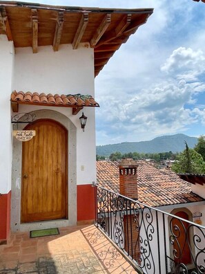 Junior Suite, Partial Lake View | Meja, ruang kerja komputer riba, seterika/papan seterika, Wi-fi percuma 