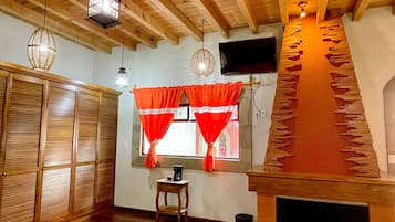 Habitación cuádruple familiar, vista al patio | Escritorio y espacio para trabajar con laptop