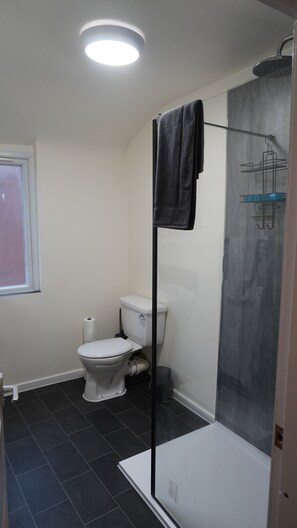 Serviettes fournies, savon, papier toilette