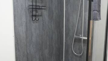Dusche, Handtücher, Seife, Toilettenpapier