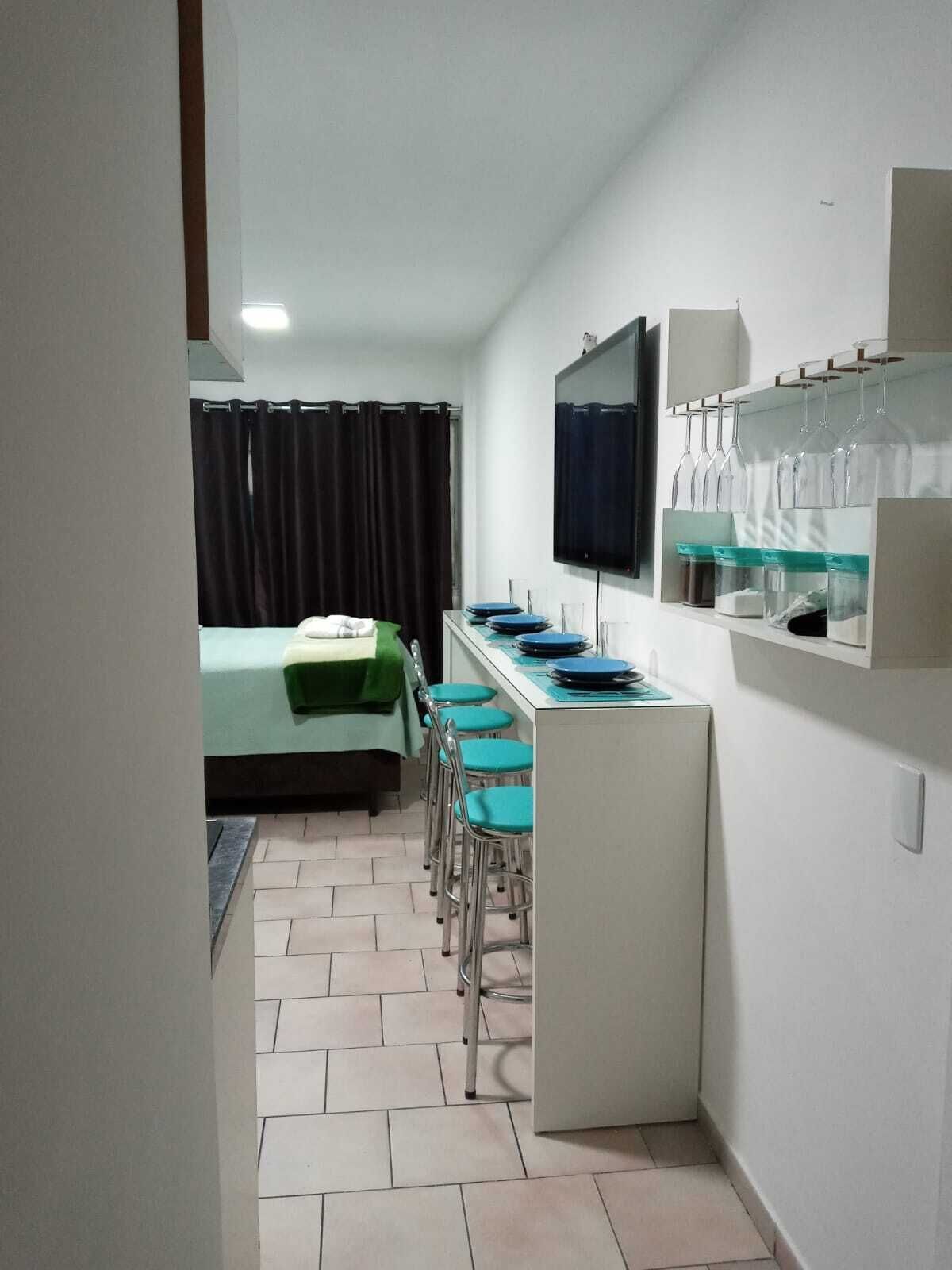 Espacio para trabajar con laptop y wifi gratis 