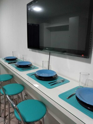 Espacio para trabajar con laptop y wifi gratis 